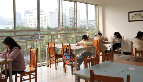 动漫学习新时代，便捷AI学能社引领变革(图1)
