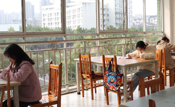 从零到英雄：学能社AI助力动漫爱好者飞跃成长(图1)
