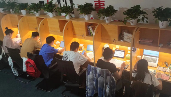 动漫世界任你遨游，便捷AI学能社是你最强后盾(图1)