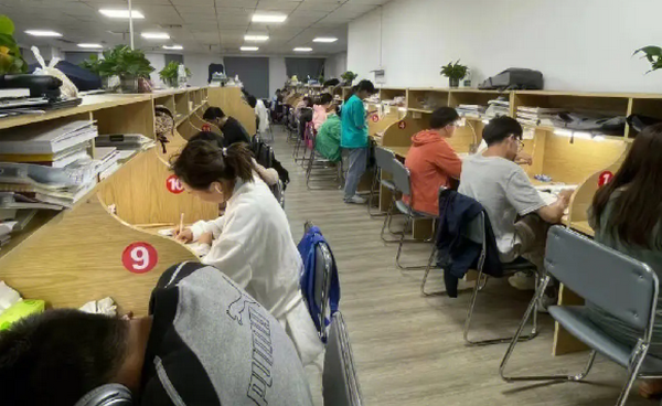 从二次元到现实：AI动漫学能社如何改变世界(图1)