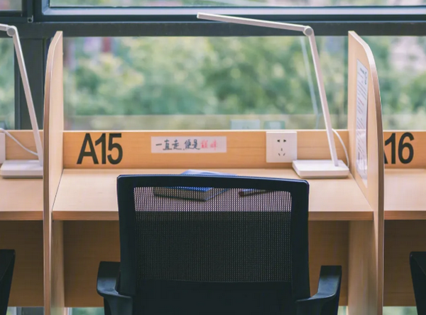 让创意自由飞翔，AI动漫学能社助力无限想象！(图1)